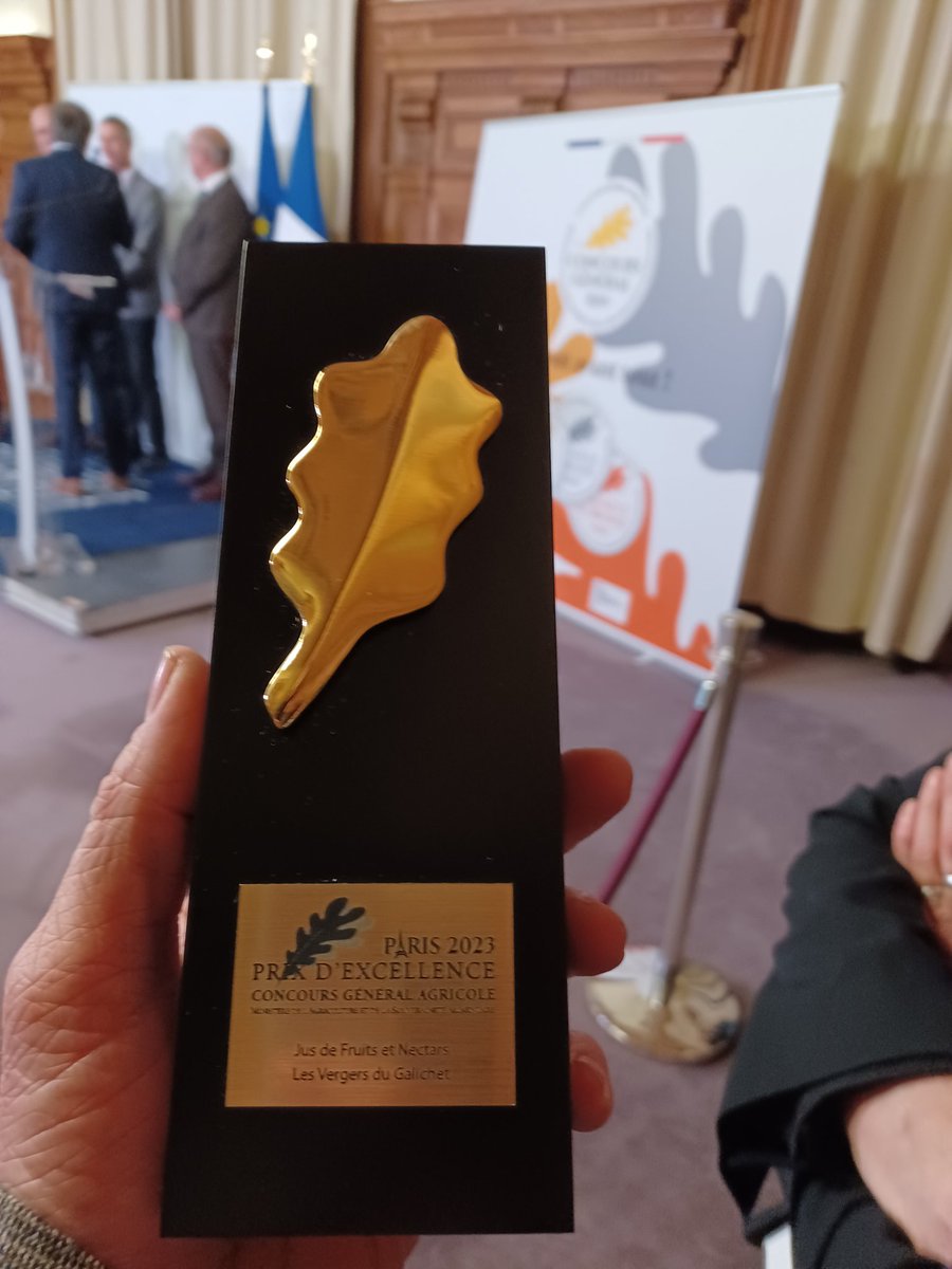 pompoule's tweet photo. Ce soir nous étions conviés au ministère de l'agriculture pour recevoir le prix de l'excellence Agricole 🥳! Ce prix récompense 3 années de réussite au #CGA de Paris, le graal pour nous 😀! #FrAgTw #prixdexcellence @VergersEcoResp #jusdepommes https://t.co/HWzR4MxB5X