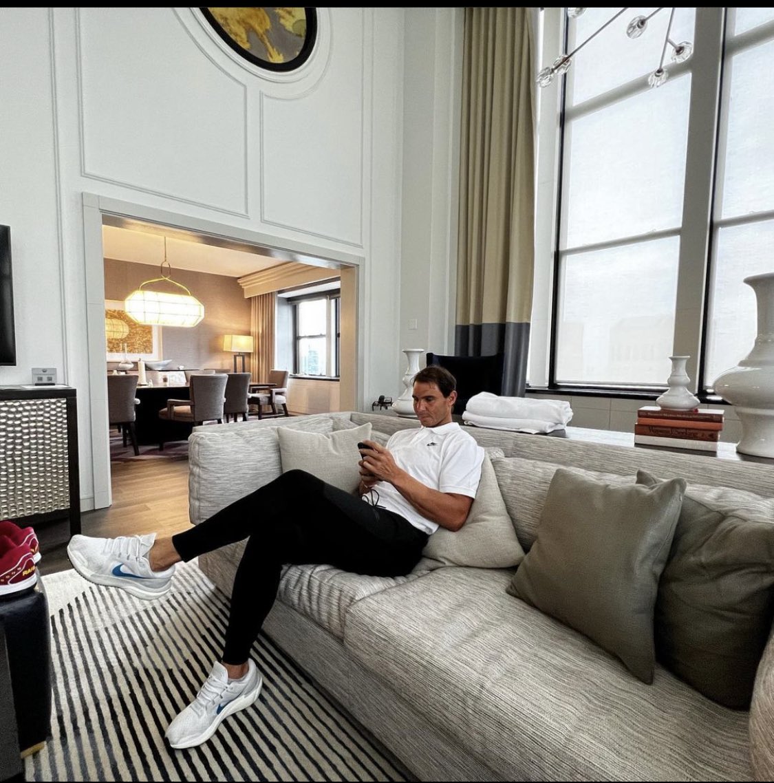 Prettyangeltoo's tweet photo. The royal couple reading our supportive comments like ... #RafaelNadal𓃵 #meryperello #xisca https://t.co/Oob3b6T64h
