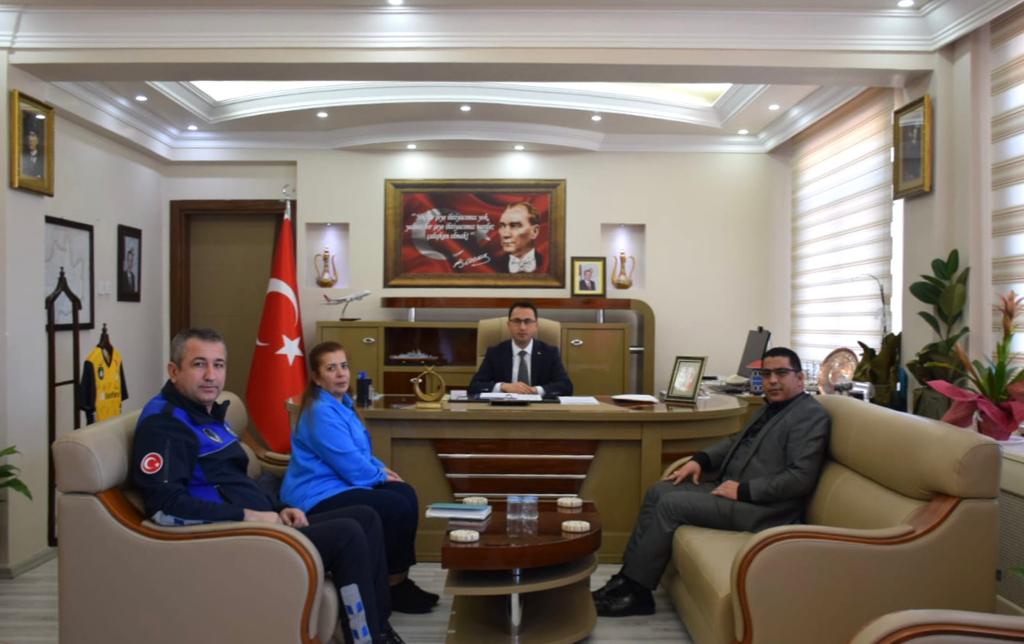 koprubasi45's tweet photo. Kaymakamımız Sn. Görkem NALÇACI' yı  Manisa Büyükşehir Belediyesi Kaynak Geliştirme ve İştirakler Dairesi Haller Şube Müdürü Ferda TÜRKER ve Manisa Büyükşehir Belediyesi Köprübaşı Koordinatörü Enver ÇETİN makamında ziyaret etti.+++ https://t.co/8ASuYa2yoj