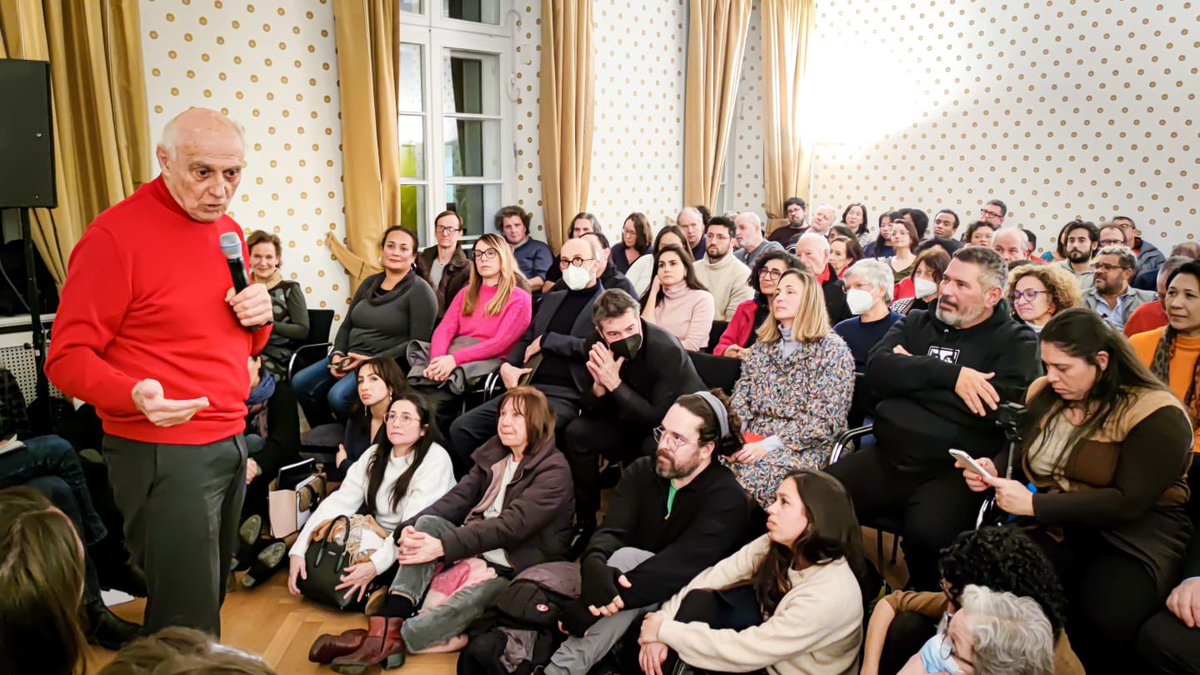esuplicy's tweet photo. Que encontro maravilhoso! Brasileiros e alemães superlotaram uma das salas da Vila Histórica Metzler, em Frankfurt, para uma conversa sobre os rumos da democracia no Brasil e sobre os instrumentos de combate às desigualdades. Fiquei muito entusiasmado em conversar+ https://t.co/gl2rDrmMgF