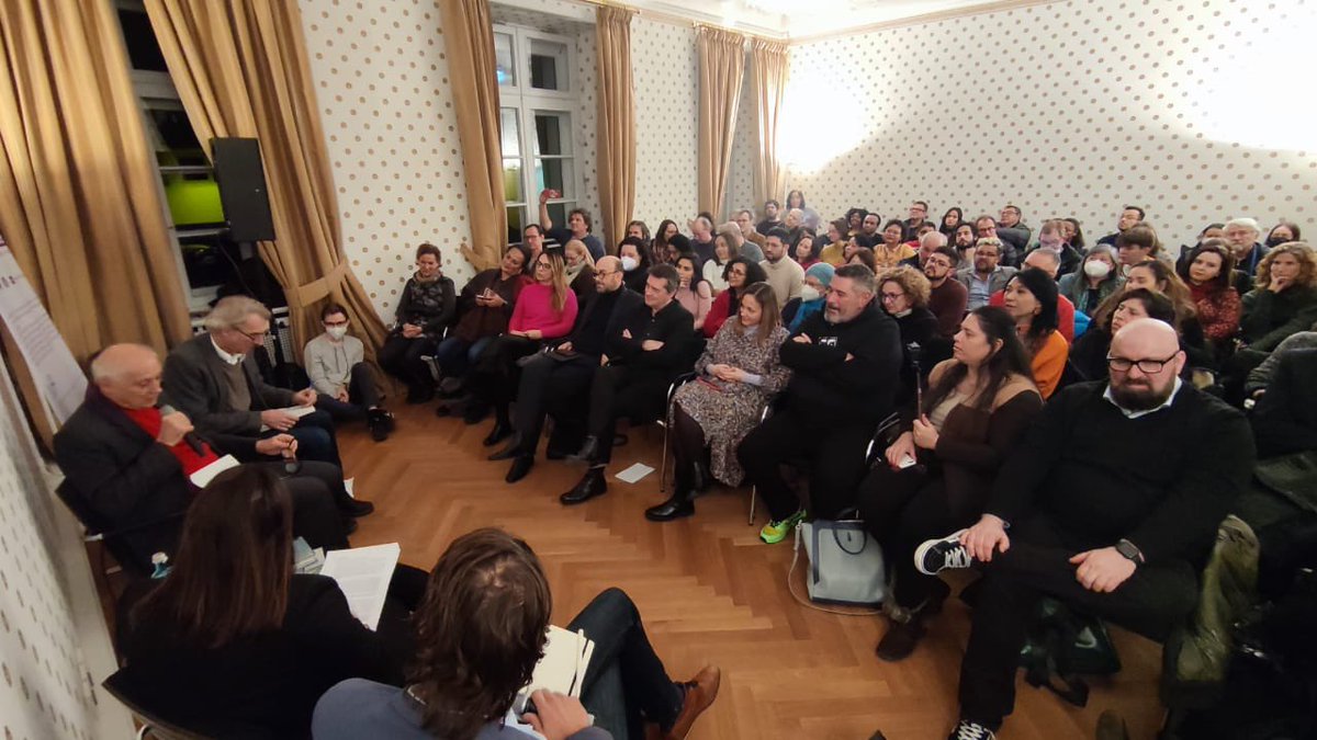 esuplicy's tweet photo. com Prof. Dr. Jonas Wolff, com a mediação da Diretora do Centro de Pesquisa de Ordens Normativas da @HSFK_PRIF, Rebecca C. Schmidt. Não há barreira de idioma quando todas e todos buscam a troca de ideias como fonte de inspiração. https://t.co/GO1qZsMWM2