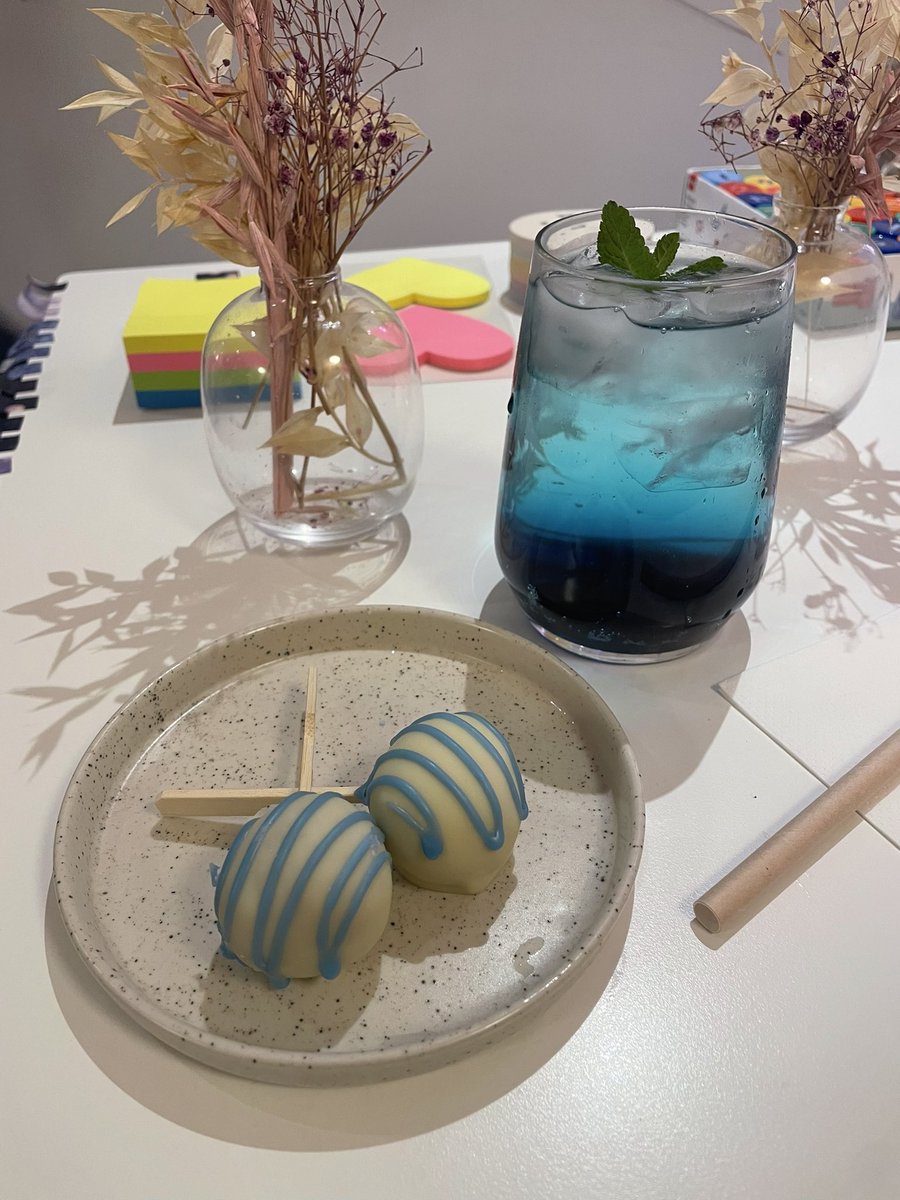 CIXINPARIS's tweet photo. Les lettres, post-its et le bouquet de fleurs ainsi qu'un fanpack ont bien tous été remis aux garçons en même temps que le drapeau, merci à tous pour votre participation on est vraiment super contentes que beaucoup aient participé! 🥹 https://t.co/mNWvlZV0Hm