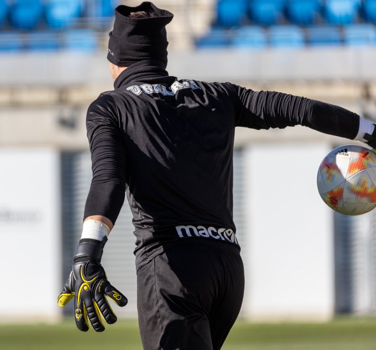 CPglovesES's tweet photo. 🐻
.
.
.
#zeusoigen
#madrid
#cpgloves
#carlosperelló
#goakeeper
#gloves
#ursaria https://t.co/LBmSpQVYrt