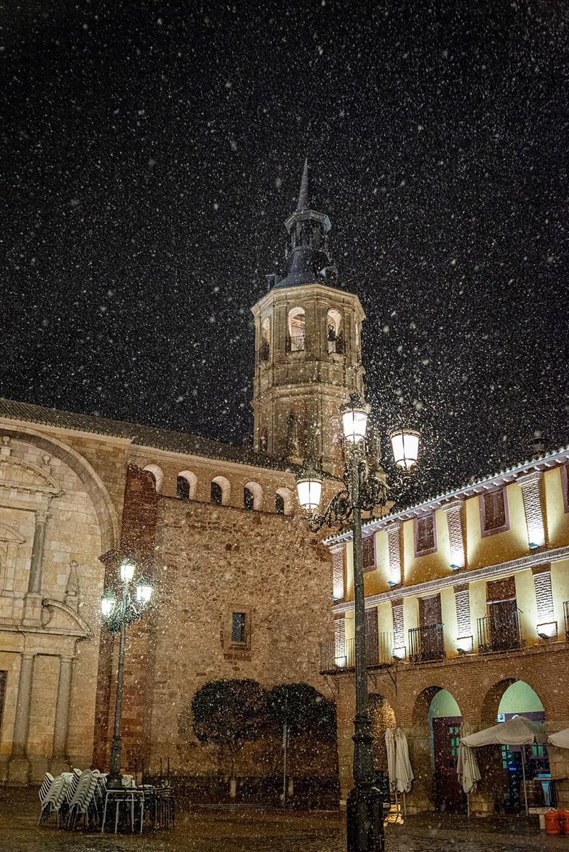 Una de las plazas más bonitas 🤩❄️ @ayto_lasolana #nieve