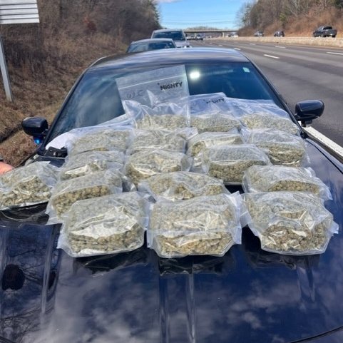 Knoxville_PD's tweet photo. Outstanding proactive work by KPD drug interdiction officers, who last Thurs. stopped a rental car that was driving south on I-75. That stop ultimately resulted in the seizure of around 19lbs of marijuana that was in route to Florida &amp; the arrest of a man from Detroit. Great job! https://t.co/Y0phHy96NZ