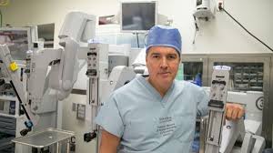 CInformate's tweet photo. Aconsejamos sacar de tendencia a Irrael y sustituirlo por un criollo valioso, que no habla mal de su país. Experto en cirugía robótica, académico de la Universidad del Sur de California, 37 reconocimientos foráneos, 6 libros, más de 4.000 cirugías: el joven urólogo René Sotelo. https://t.co/sxvpFcEgQR