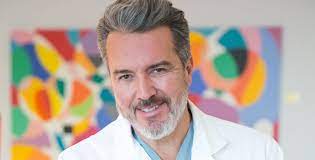 CInformate's tweet photo. Aconsejamos sacar de tendencia a Irrael y sustituirlo por un criollo valioso, que no habla mal de su país. Experto en cirugía robótica, académico de la Universidad del Sur de California, 37 reconocimientos foráneos, 6 libros, más de 4.000 cirugías: el joven urólogo René Sotelo. https://t.co/sxvpFcEgQR