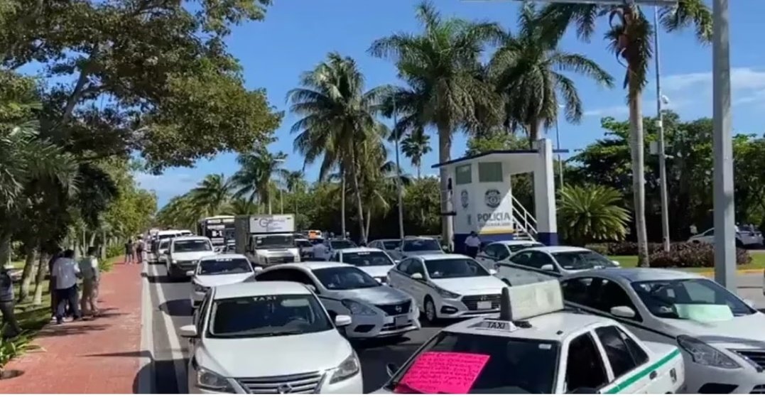 rociomag3's tweet photo. Quién sabe que se va hacer con los TAXICARIOS EN CANCÚN🧐 REBASÓ EL LÍMITE..
taxistas impusieron bloqueo en los accesos a la zona hotelera de Cancún Quintana Roo por lo que cientos de turistas tuvieron que caminar varios kilómetros para llegar al Aeropuerto así no se #chepuede https://t.co/yPZtjGSKPE