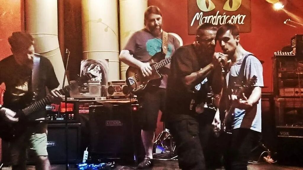 Ensayo abierto de Genoma en Mandrágora Casa Cultural.
Preparándonos para nuestra próxima fecha en vivo que será en el @carnivalfestuy

Las fotos son gentileza de Cristian Montes de Oca de @mundopesadotv_oficial 

Gracias a todos/as por el apoyo y por cop… instagr.am/p/CnxXegLp9az/