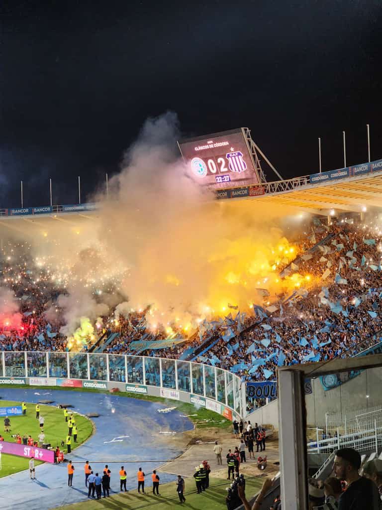 La gente de Belgrano, perdiendo 0-2 con Talleres, y hace esto. Difícil entenderlo. Simplemente fútbol. 

📸 <a href="/PiratasTuiteros/">Piratas Tuiteros</a>