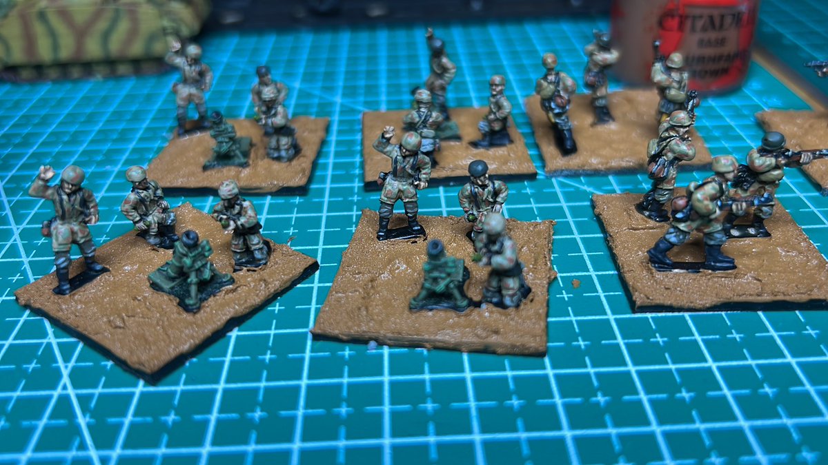 RogerAbbott20's tweet photo. I’ve been painting……..dead cows! #15mm #peterpig Also basing a mortar platoon for additional support for my Fsllschirmjager company for #poorbloodyinfantry https://t.co/OABREzbfws