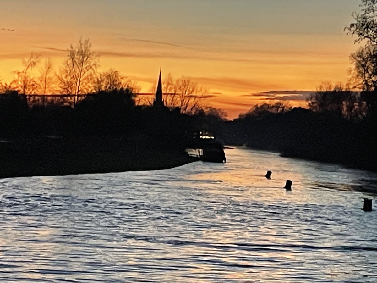 Birdmanbarry's tweet photo. Nice sunset at Abingdon Lock tonight 😊 https://t.co/ARcOayzJv9
