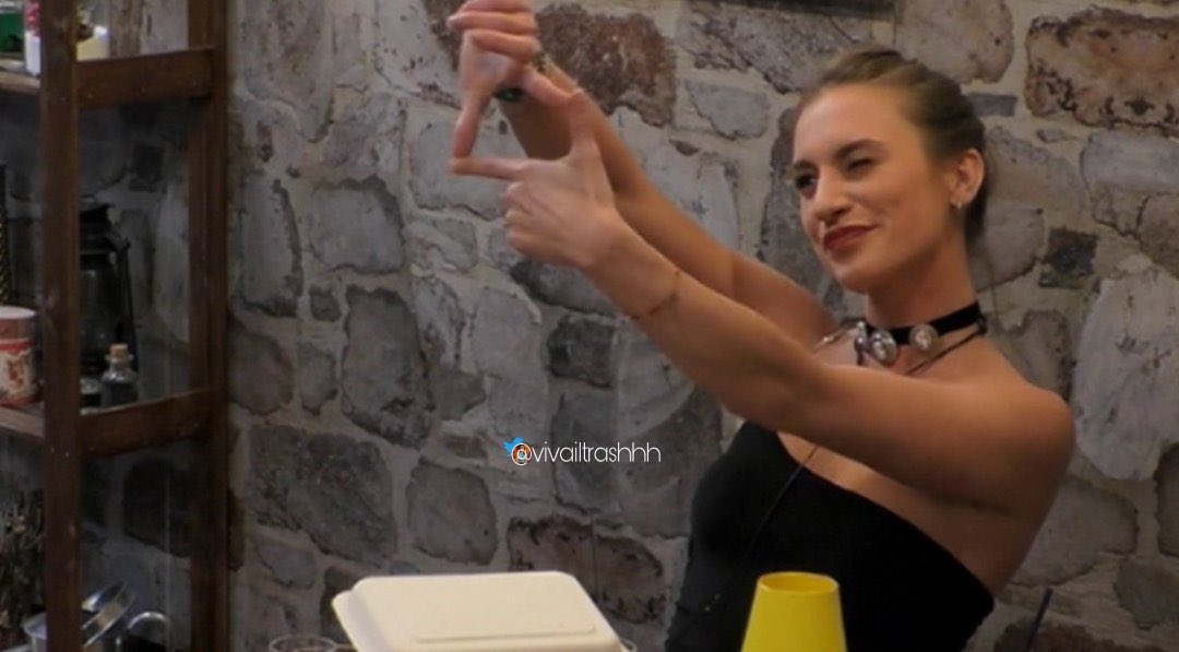 ZamunerElisa's tweet photo. È così punto. #GFvip https://t.co/cdneoUEXzm