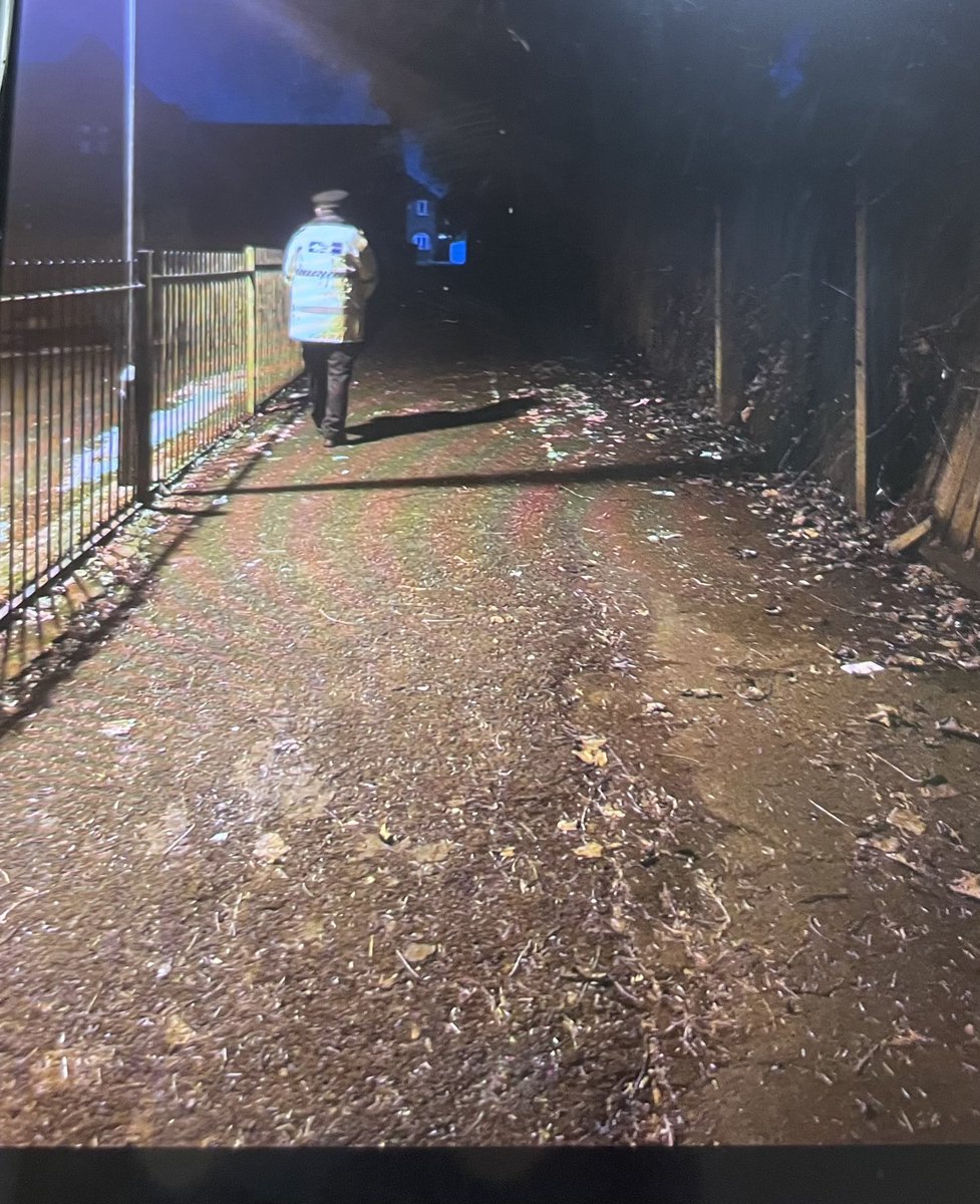 TettenhallWMP's tweet photo. PCSO Brookes and PCSO Wright carried out foot patrols around the oxley #NeighbourhoodPolicingWeek #communitypolicingweek https://t.co/J7oXuCMoTt