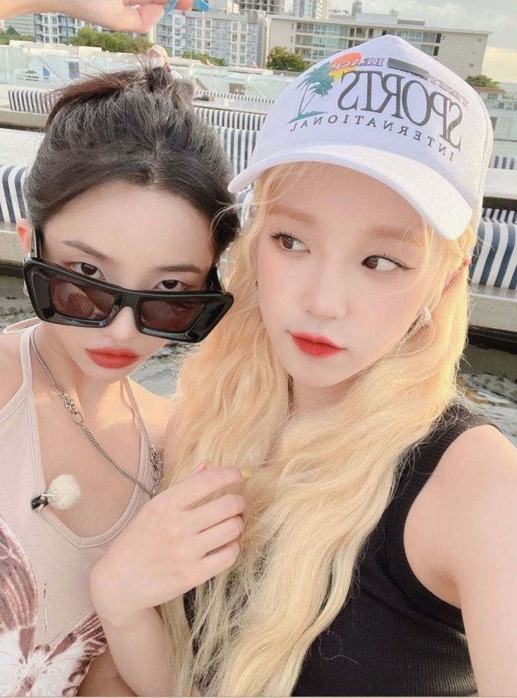 gidlecafee's tweet photo. ʕ•ᴥ•ʔ new order ʕ•ᴥ•ʔ
order: blueberry muffin
for: @allforkmj (random)
from: yuqi and soyeon @G_I_DLE
message: “have a nice day :)” https://t.co/uHNdow6RQa