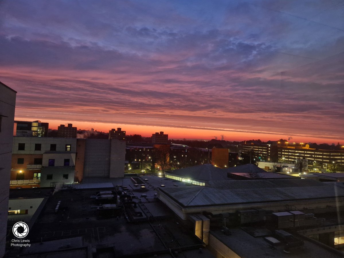 ChrisL_Photo's tweet image. Sun rise yesterday morning, sometimes it's nice being up early for work when you get to see something this beautiful. 
#sunrise #sun #nature #natural #goodmorning  #stunning #Cardiff #Wales #SouthWales #Earlystart #12hourshift #cold #coldmorning
