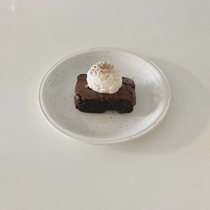 gidlecafee's tweet photo. ʕ•ᴥ•ʔ new order ʕ•ᴥ•ʔ
order: brownies and ice latte with ice cream on top
for: @fr0gren
from: yuqi and haku @G_I_DLE
message: “coolest g i ever got, thank you for being there for me and for the birthday presents too, love you a lot 🫶🏻” https://t.co/mF5TQKy0vC