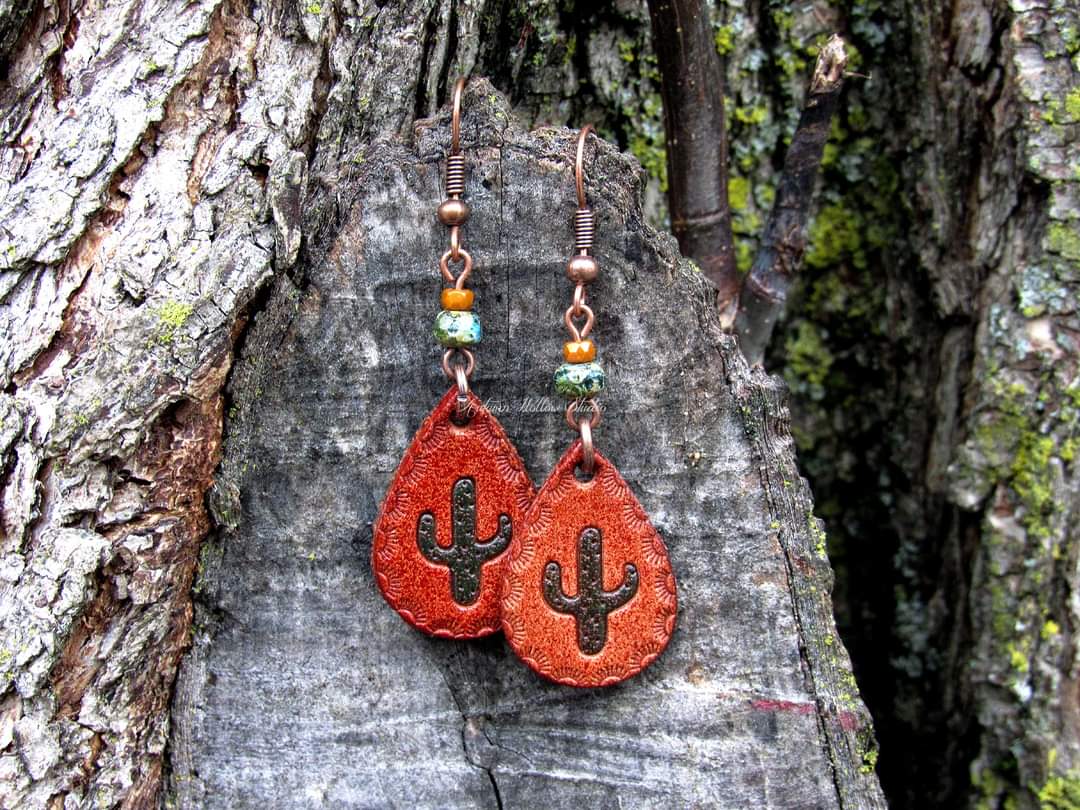 • Bohemian Cactus Stamped Leather Earrings • Crafted with tooled, stamped & tinted leather and picasso czech glass beads in matching hues • Earrings are finished with antique copper earwires • etsy.me/3eZMOYV
#bohemianjewelry #jewelryonetsy #handmadejewelry