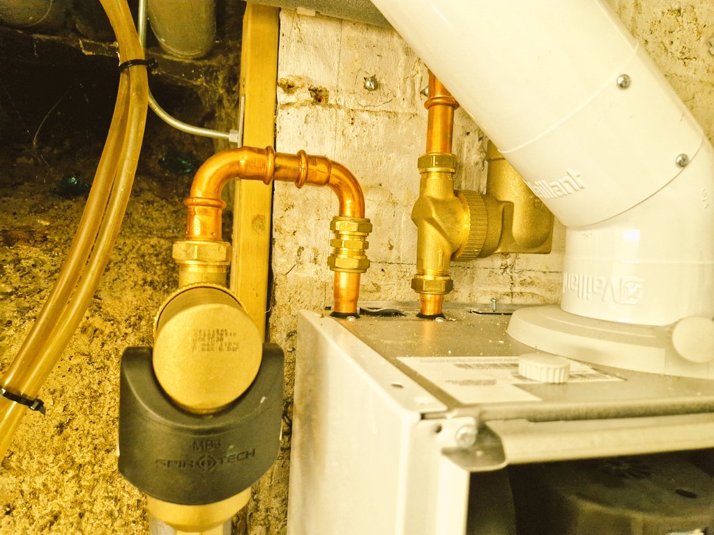 DrBoilers's tweet photo. Contrast is what makes the #GasDream 🔥 interesting @vaillantuk @SpirotechUK #TeamVaillant 🐰 #Spride https://t.co/GSE4hyW3Z3