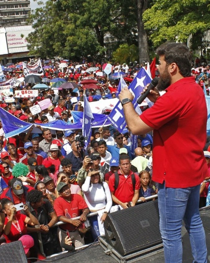 ErnestoLunaPsuv's tweet photo. Nosotros seguiremos defendiendo los intereses de la patria grande que es Venezuela.

Le decimos a quienes pretenden derrumbar la democracia, la paz y estabilidad del país que no podrán. Aquí está un pueblo movilizado en la calle. https://t.co/qaOwV4BzbC