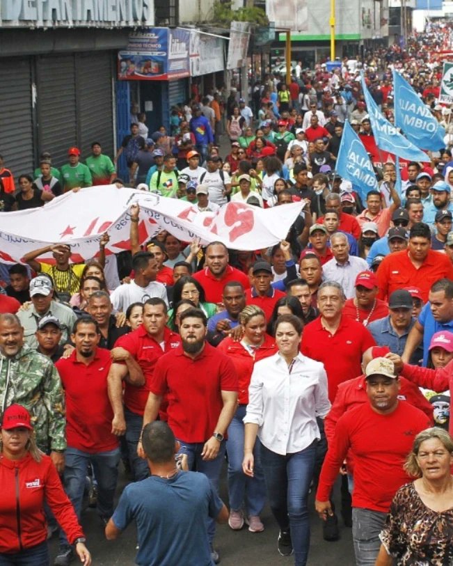 ErnestoLunaPsuv's tweet photo. Nosotros seguiremos defendiendo los intereses de la patria grande que es Venezuela.

Le decimos a quienes pretenden derrumbar la democracia, la paz y estabilidad del país que no podrán. Aquí está un pueblo movilizado en la calle. https://t.co/qaOwV4BzbC