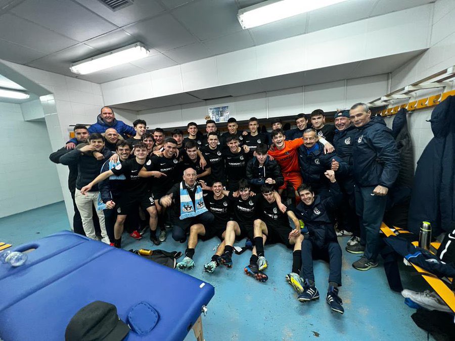 📝 Duelo copero en el norte: <a href="/Antiguoko/">Antiguoko KE</a> 🔵🔵 y <a href="/RealSporting/">Real Sporting</a> 🔴⚪️ se ven las caras en octavos 🏆

⚔️ 2º clasificado del #DH1 y 3º del #DH2 pelearán por un puesto en los cuartos de final 💪🏽

✍🏼 <a href="/ArrizadoBea/">Bea</a> 

🔗 juvenildivisiondehonor.com/duelo-copero-e…

#JuvenilDH 👟 #CopaDelReyJuvenil🏆