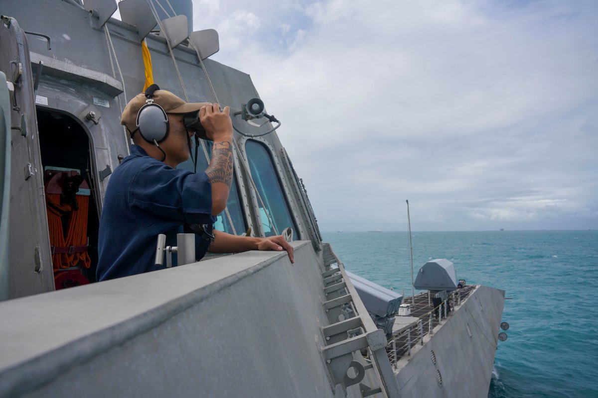 ⚓USS Oakland Gold Underway in @US7thFleet⚓ Oakland, part of @DESRON_7, is on a rotational deployment operating in the U.S. 7th Fleet area of operation to enhance interoperability with partners in support of a #freeandopenIndoPacific region.