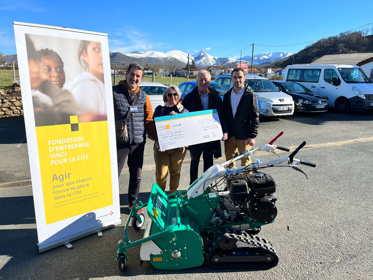 Sam_AuDuong's tweet image. Sous le soleil et les cimes enneigées du #paybasque, l’#Association #Lagun s’est vu remettre un chèque de 10 090 € par la @VINCIFondation à #SaintJeanLeVieux, pour l'achat de nouveaux #EPI et d'un broyeur à fléau ! #insertion #territorialité #aide #emploi 🤝👍🚜🏞️