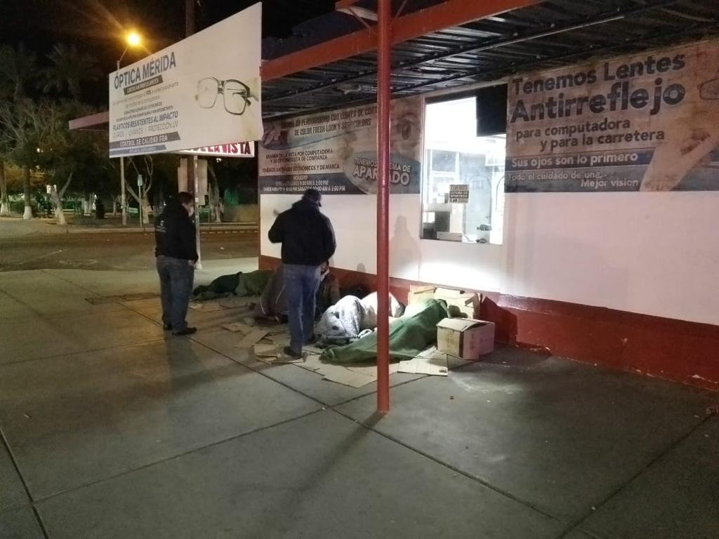 AytodeSlrc's tweet photo. Tras la alerta emitida de tormenta invernal por el ingreso del Frente Frío No. 27, anoche Protección Civil y Bomberos Municipales SLRC recorrió distintos puntos públicos de la ciudad, para apoyar a personas en situación de calle a trasladarse a diferentes albergues
#SLRC https://t.co/ReZMUlhf9f