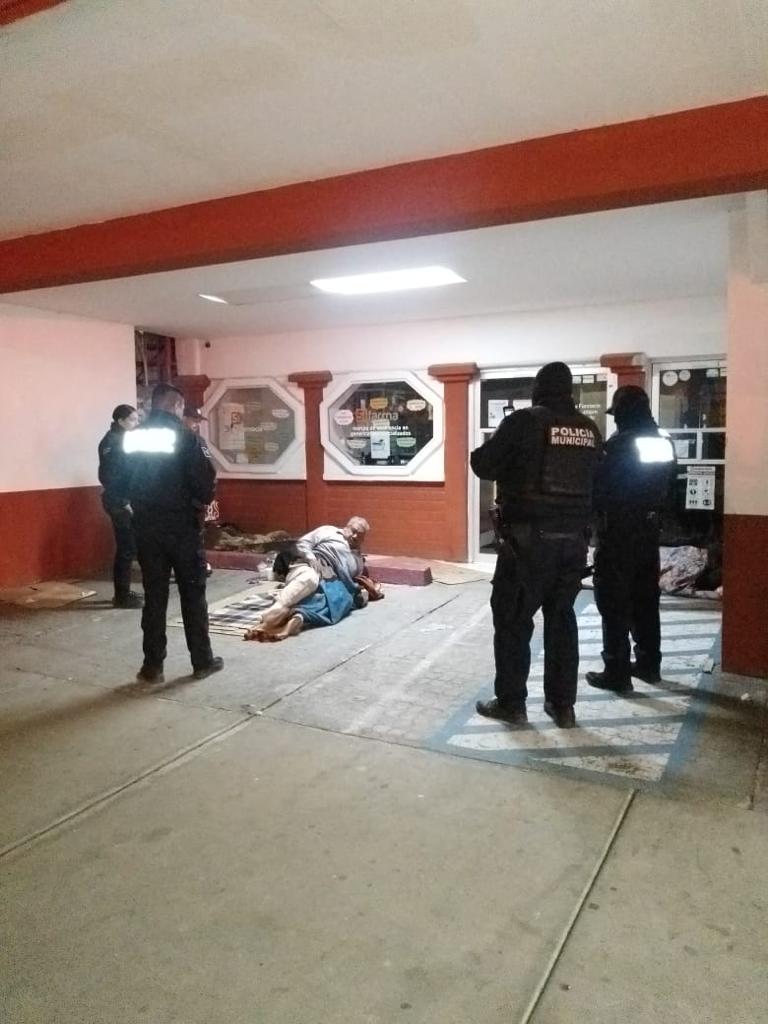 AytodeSlrc's tweet photo. Tras la alerta emitida de tormenta invernal por el ingreso del Frente Frío No. 27, anoche Protección Civil y Bomberos Municipales SLRC recorrió distintos puntos públicos de la ciudad, para apoyar a personas en situación de calle a trasladarse a diferentes albergues
#SLRC https://t.co/ReZMUlhf9f