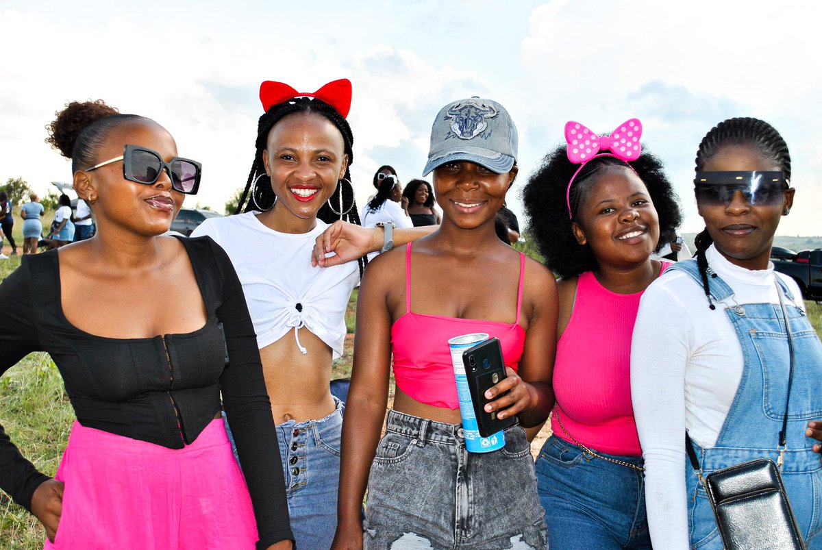 gae_lapeng's tweet photo. Event: CHILLAS BY THE RIVER hosted by yours truly.
🗓:26 Dec 2022
📌: Motsephiri River, Ga Mabintane, Sekhukhune, Limpopo. 
#gaelapeng22 #gaelapeng #gaelapengconcepts  #sound #lights #stage #mainstage #events #festive #festival #festiveevents #limpopo #sekhukhune #scenicview https://t.co/WkphohvymL
