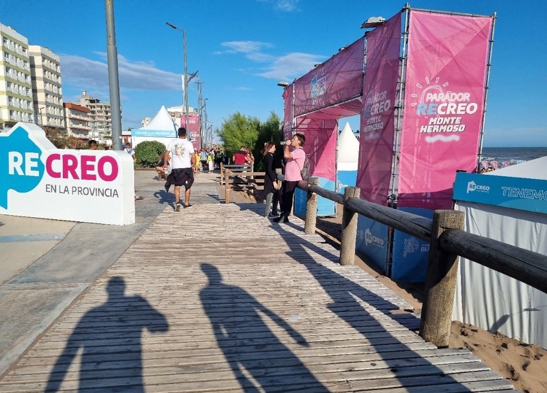 Desde #Prensa del Bloque #Noticias  En el  Parador #recreo #provincia  #playa  #Verano2023 #disfruta  con <a href="/KAPANGASOK/">KAPANGA</a> los y las presentes cantaban sus temas con alegria