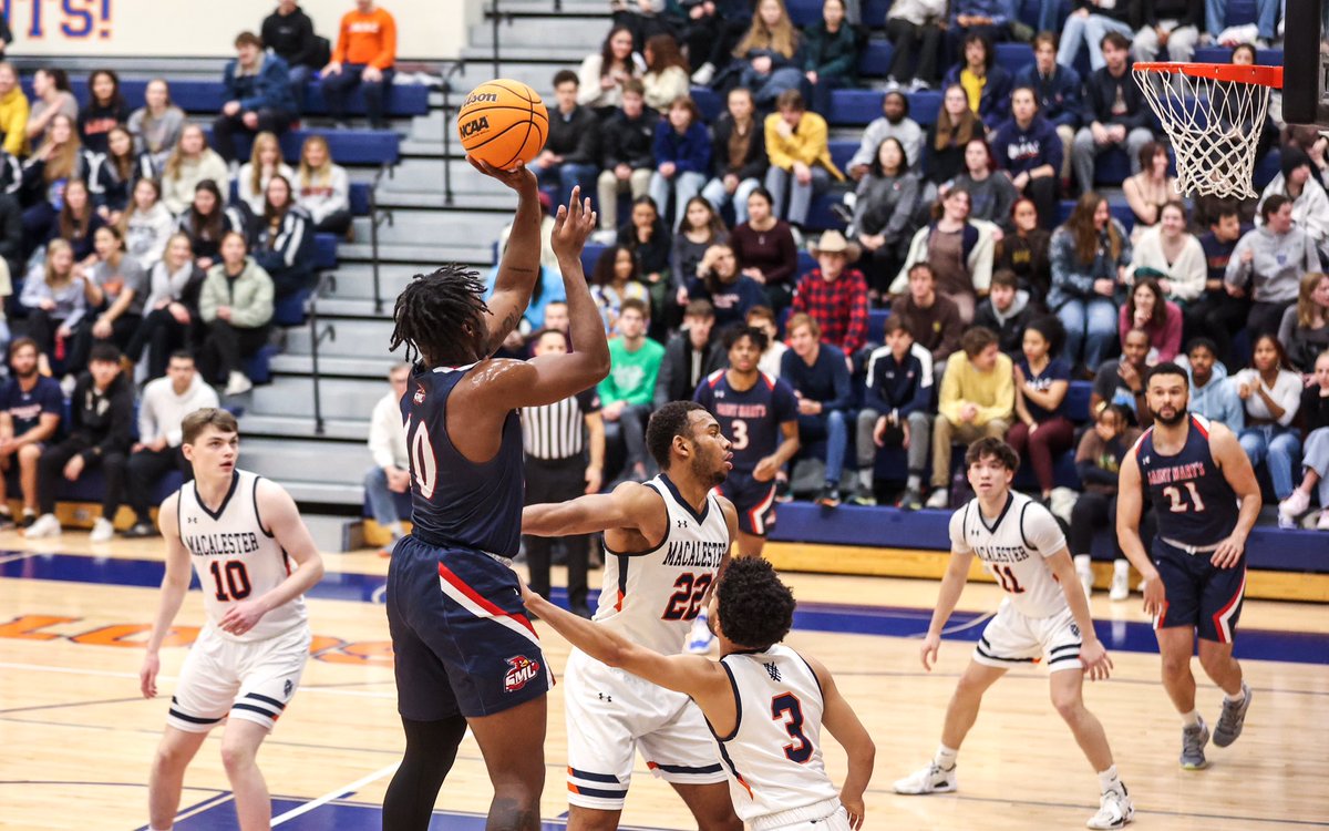 AbeWoldeslassie's tweet photo. Thanks to @NorthstarAlex for stopping by @Macalester. He does so much great photography work across the state and please reach out to him directly if you’d like him at a game 🏀 https://t.co/U50rzZL0Kw