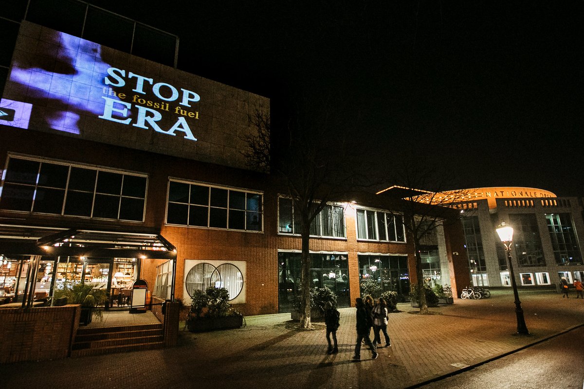 1/4 Together with @FossielvrijNL, we organized a light projection on the #Stopera to call to @DutchNatBallet: take responsibility and publicly call on #ING bank to finance climate solutions instead of #FossilFuel projects! #INGfossielvrij #FreeFromGas thread 🧵👇