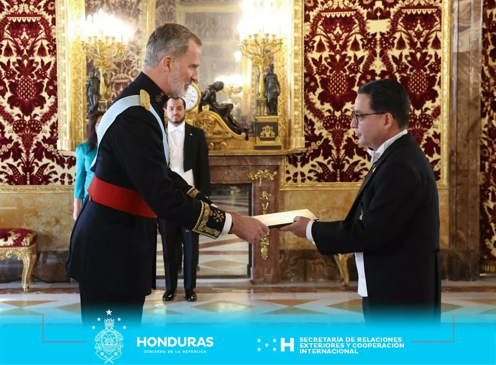 CancilleriaHN's tweet photo. 📌En la Cámara Oficial del Palacio Real, Su Majestad El Rey Felipe VI, recibió las Cartas Credenciales del Señor Marlon Antonio Brevé Reyes, que lo acreditan como Embajador Extraordinario y Plenipotenciario de Honduras ante el Reino de España. https://t.co/ugrjYdMrCi