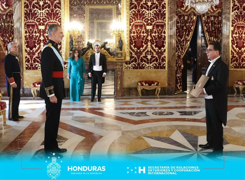 CancilleriaHN's tweet photo. 📌En la Cámara Oficial del Palacio Real, Su Majestad El Rey Felipe VI, recibió las Cartas Credenciales del Señor Marlon Antonio Brevé Reyes, que lo acreditan como Embajador Extraordinario y Plenipotenciario de Honduras ante el Reino de España. https://t.co/ugrjYdMrCi