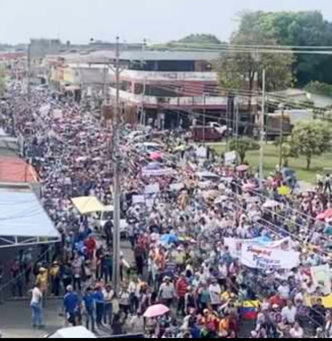 ¡Nicolás Maduro no hay miedo, lo que hay es Pueblo! Guanare en Portuguesa, las aguas de sus ríos crecieron sus cauces con docentes, médicos, enfermeras, trabajadores y pensionados IVSS. Basta de salarios y pensiones de 130 Bs. #TevasNicolas