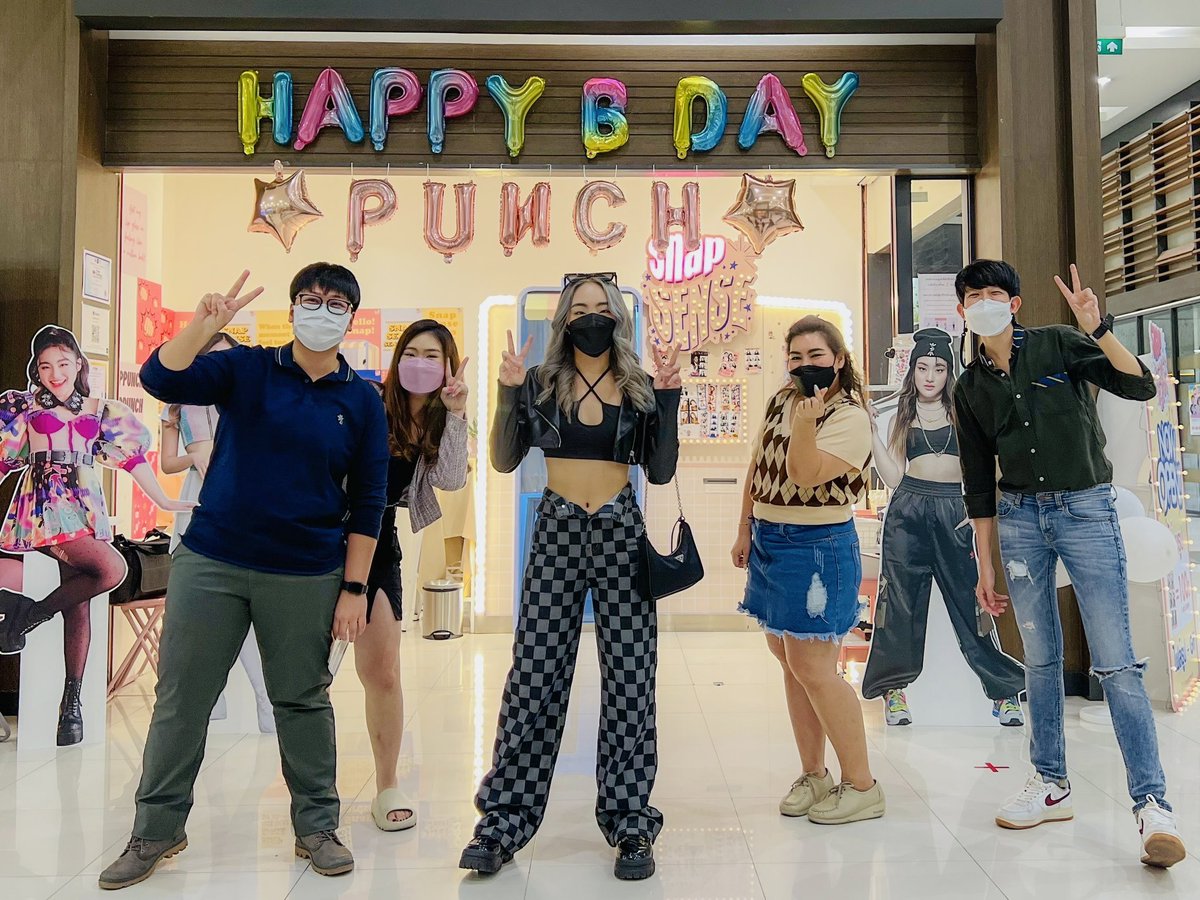 feefisreal's tweet photo. ปีนี้พวกพี่ไม่ได้ไปหาหนูวันเกิดเลย วันเกิดหนูวนมาทีไรก็อดที่จะชื่นชม ภูมิใจในตัวเองและเพื่อนๆไม่ได้ หนูคือจุดเริ่มต้นความสนิทสนม คสพ ฟายแก่ในรูปนะ พวกเราทุกคนดีใจมากที่เห็นคนรักหนูเพิ่มขึ้นและรักพั้นช์ที่เป็นพั้นช์น้า พวกเรารักหนูนะ ❤️😊 #พีพั้นช์คนดี19ปีแล้วจ้า #Punch4EVE https://t.co/Hgw3Eu8SvG