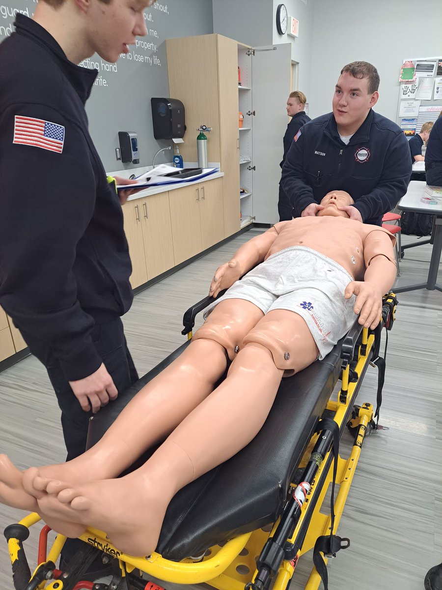 EHOVEworks's tweet photo. Throughout the last few weeks our @EHOVEffemt seniors have been working on patient assessments for trauma and medical call scenarios. Assessing vitals, symptoms and many more. 🚑 🩺 #EHOVEvips #EHOVEvip https://t.co/KR6vYJ0u43