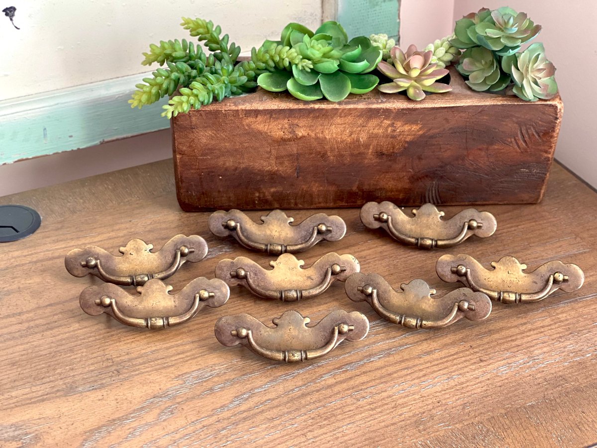 VSeagrape's tweet image. 🐕 Big deals! Drawer Pulls, Pairs Vintage Brass Hardware Drawer Pulls Handles, 3'' Center Hardware, Vintage Hardware, Vintage Drawer Pulls, Metal Handles only at $18.00 on etsy.com/listing/139056… Hurry. #VintagePulls #VintageKnobs