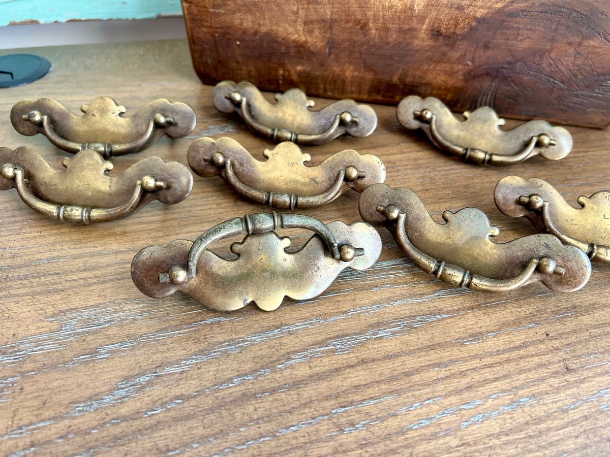 VSeagrape's tweet image. 🐕 Big deals! Drawer Pulls, Pairs Vintage Brass Hardware Drawer Pulls Handles, 3'' Center Hardware, Vintage Hardware, Vintage Drawer Pulls, Metal Handles only at $18.00 on etsy.com/listing/139056… Hurry. #VintagePulls #VintageKnobs