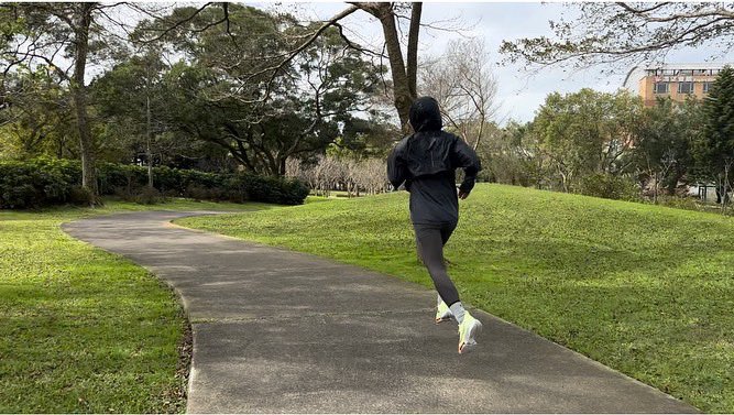 jacky0712's tweet photo. 除夕 8K 6分配 輕鬆跑
初一 5K 4分40配
初二 21.2K  心律160 4分半配，期中考，半馬計時訓練，今天起床後空腹訓練，7K、14K補水，14K補膠，穿新訓練鞋Saucony Endorphin Speed 3波馬紀念版，訓練也能破PB，96分47秒，紀念一下。

課表才過半，收起喜悅，繼續備戰東馬，祝福大家新年快樂💪

#saucony https://t.co/NZUHEVhNw1