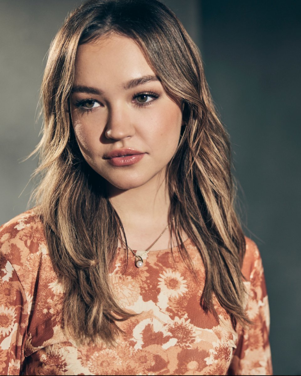 CastJewelry's tweet photo. #CastSpotted: @sadieastanley wearing our Daring Pearl Drop Necklace ✨ Styled by @sydneylopez
.
.
.
.
.
#sadiestanley #kimpossible #thesleepover #deadtome #thegolgbergs #cruelsummer #cruelsummer2 https://t.co/gwTxhg10tC