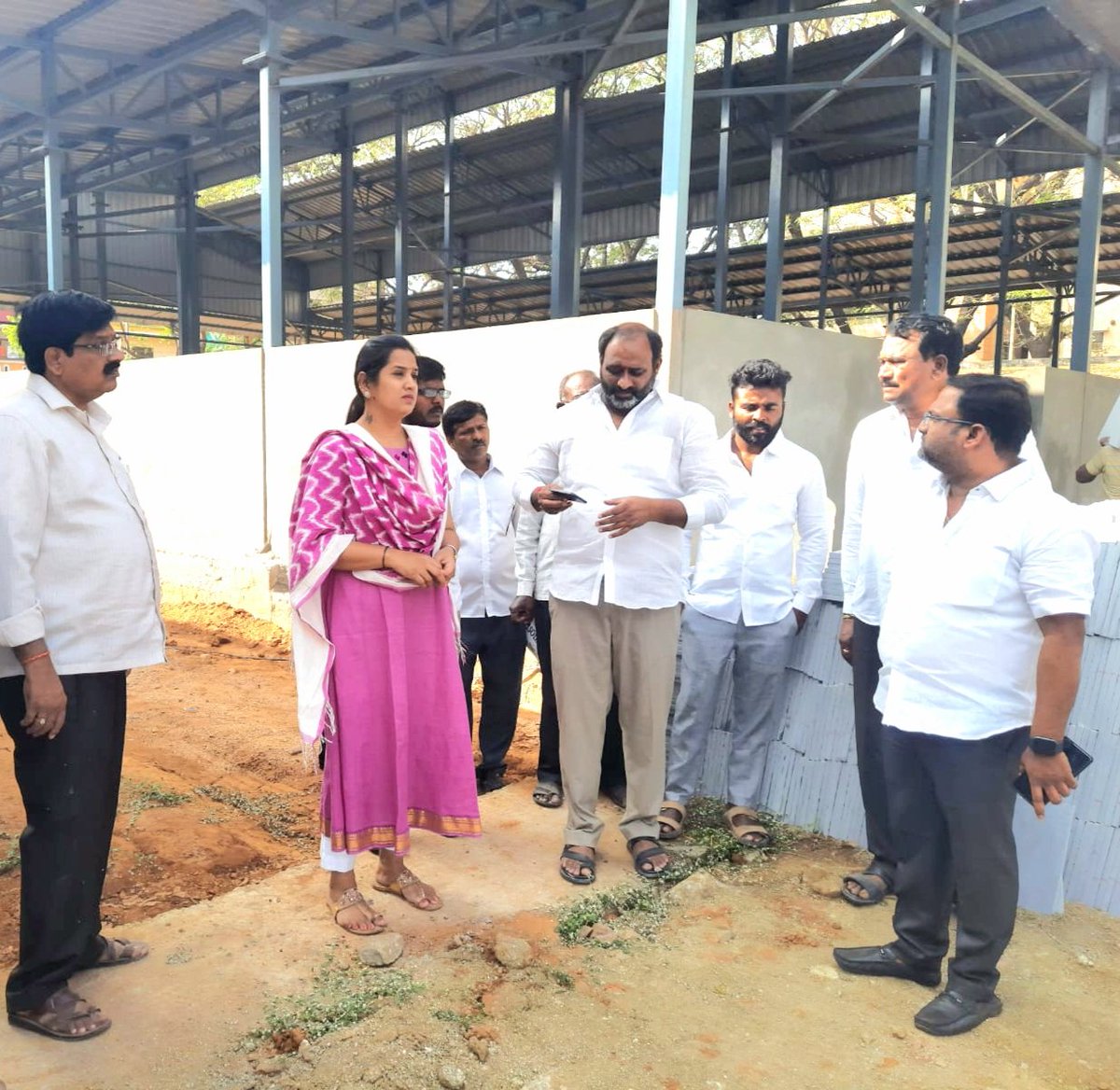 AdarshSindhu's tweet photo. Monitored ongoing works regarding flooring,washrooms,water tank,renovation of old shops in #Raithubazar today along with AE garu & contractor,instructed to expedite the works so tht it will b available for public use asap. @TelanganaCMO @trsharish @KTRTRS https://t.co/1ybwtGAOEu