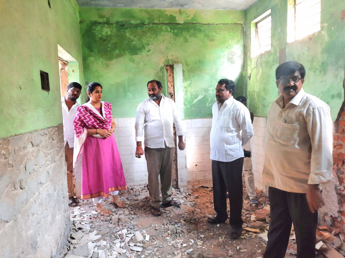 AdarshSindhu's tweet photo. Monitored ongoing works regarding flooring,washrooms,water tank,renovation of old shops in #Raithubazar today along with AE garu & contractor,instructed to expedite the works so tht it will b available for public use asap. @TelanganaCMO @trsharish @KTRTRS https://t.co/1ybwtGAOEu
