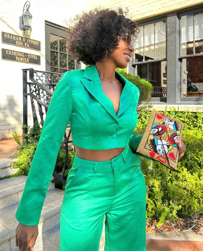When your vibe right now is just living life! 🌱 #IslandCurl bob on our founder @pekelariley. 

#trueandpuretexture #mytexturemyway #naturalhair #naturalextensions #curlyhair #type3hair #type4hair #protectivestyles #curlybob #curlyhairextensions