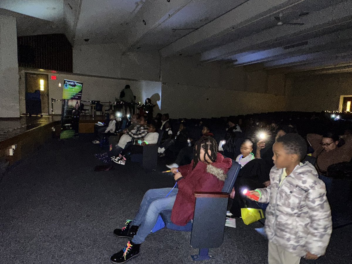 joycelester17's tweet photo. Thankful to @Keziah Finney for sharing her amazing book Let’s Glow and @76ers bluecoats for making @StubbsEarlyEd Glow &amp; Read Night an exciting and fun night of learning for our bumblebees @ChristinaK12 https://t.co/AlVPggU7Tx