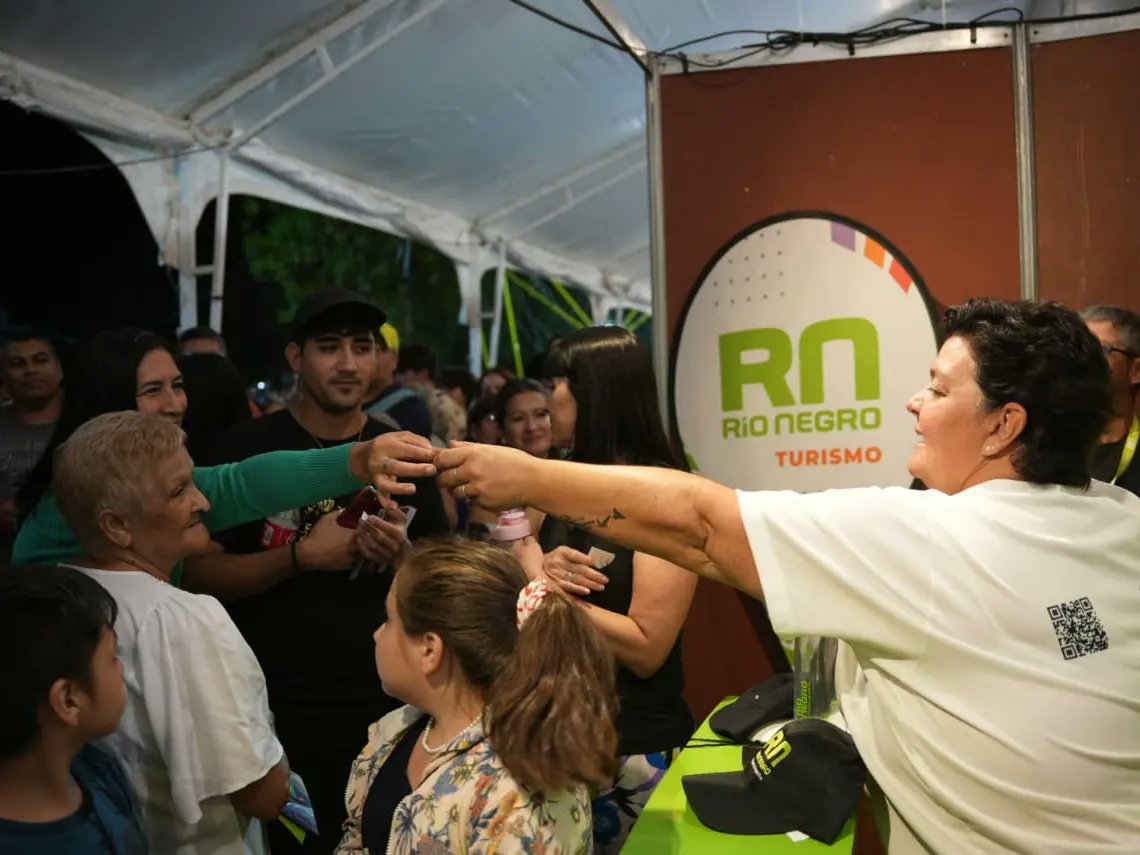 marthavelezrn's tweet photo. Con una multitud de gente finalizó una nueva edición de la Fiesta Nacional de la Pera 🍐. 
Compartimos un resumen de la acción promocional que se hizo en el stand que tuvo Río Negro, donde se mostraron todas las ofertas y servicios que tienen los destinos. https://t.co/xYBKNAkanI