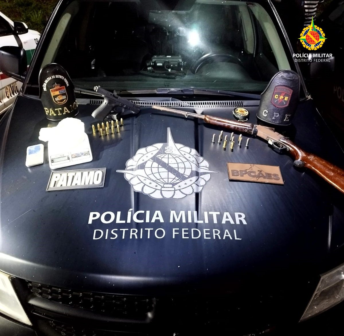 pmdfoficial's tweet photo. #PMDF e #PMGO apreenderam armas e entorpecentes em festa na área rural de Brazlândia. Todos no evento foram abordados. Em seguida, os cães farejadores localizaram #drogas, 02 balanças e uma 01 #pistola cal.9mm. Na casa do caseiro foi encontrada uma #espingarda cal.38 e #munições. https://t.co/Viw16tQtjX