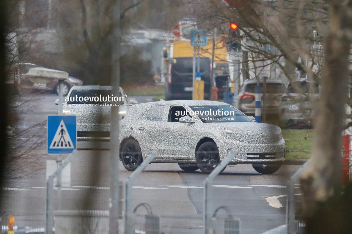 cole_marzen's tweet photo. The 2024 Ford Explorer Sport has been spied testing for the very first time with a very masculine design. In addition, the CUV will ride on top of Volkswagen’s scalable MEB architecture and it could be offered with around 300 miles of electric range. #Ford #ExplorerSport #BEVs https://t.co/rdXHR94Z5x